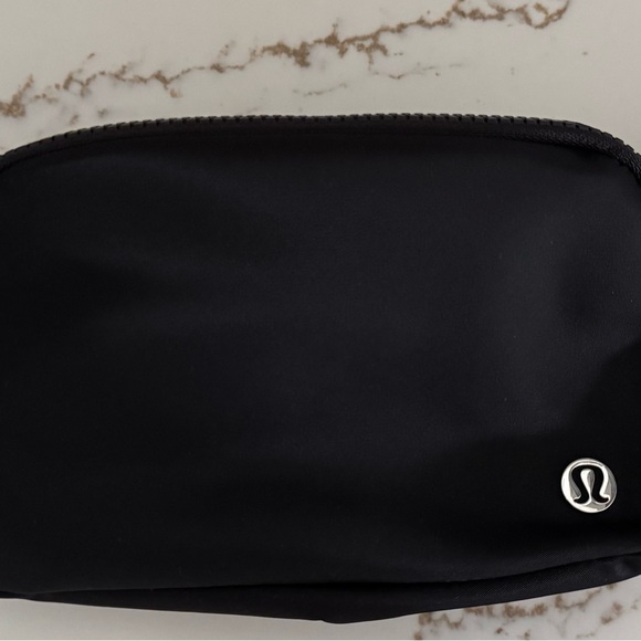 Lululemon Fanny pack new with out tags - Picture 7 of 7